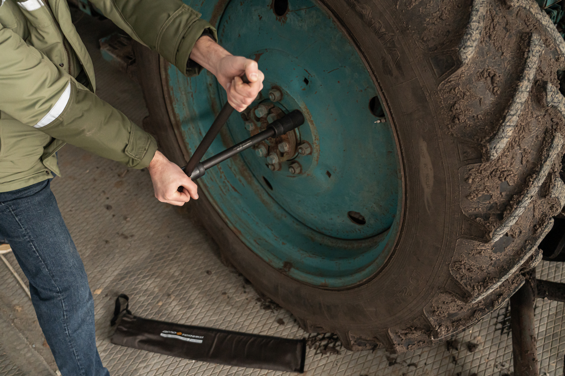 Ключ баллонный 32×33 мм с воротком, в чехле