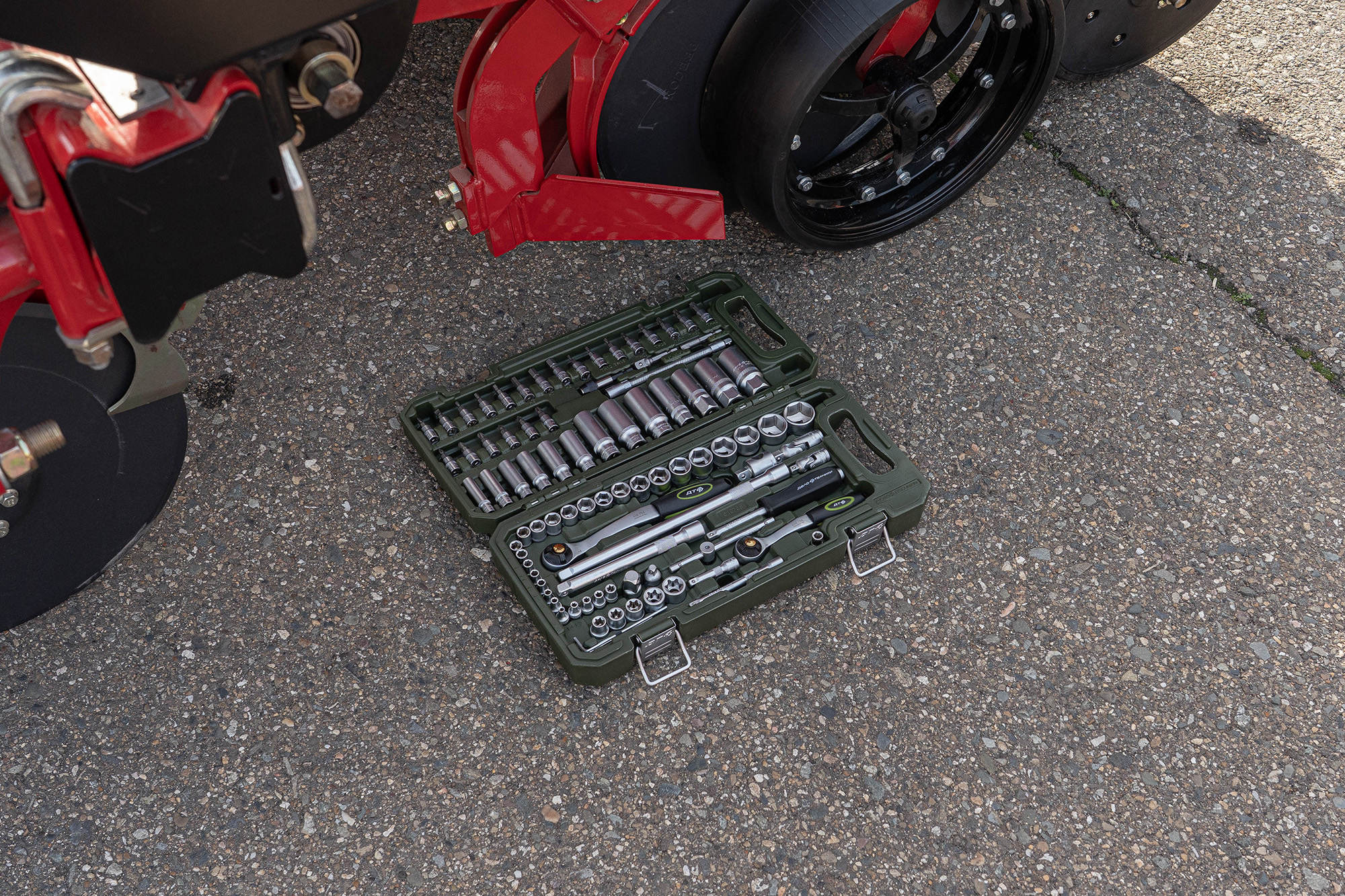 Набор головок и принадлежностей 1/4", 3/8", 88 предметов